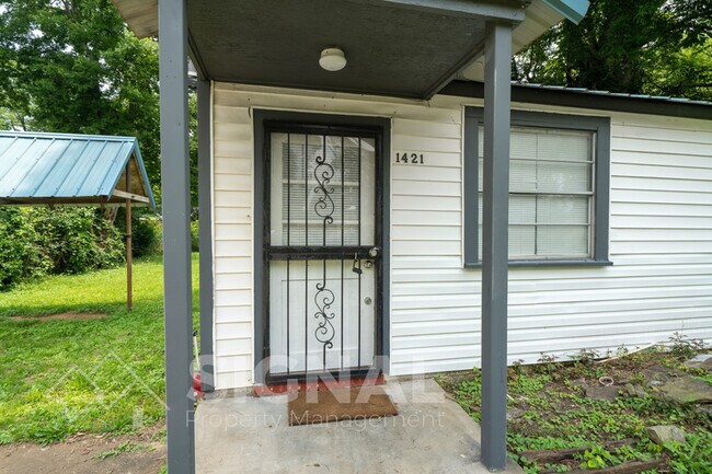 Foto del edificio - 1421 Rayfield Dr