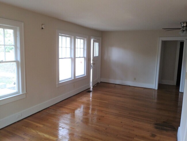 Building Photo - Great 2 Bedroom in Red Bank with Huge Yard...