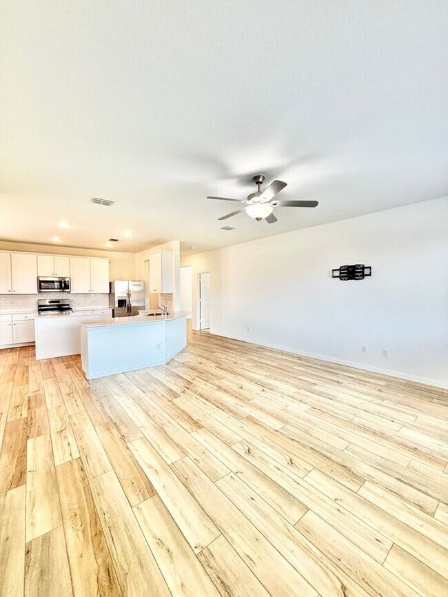 Building Photo - Spacious 4-Bedroom Home with Fenced Yard a...