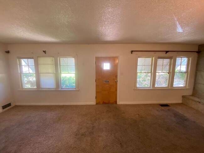 Foto del edificio - 3 bed 1.5 bath - Single Family Home - Pet ...