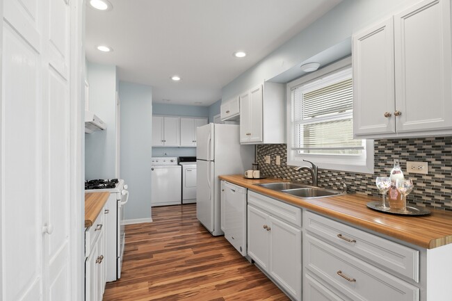Building Photo - 1230 Hemlock Dr