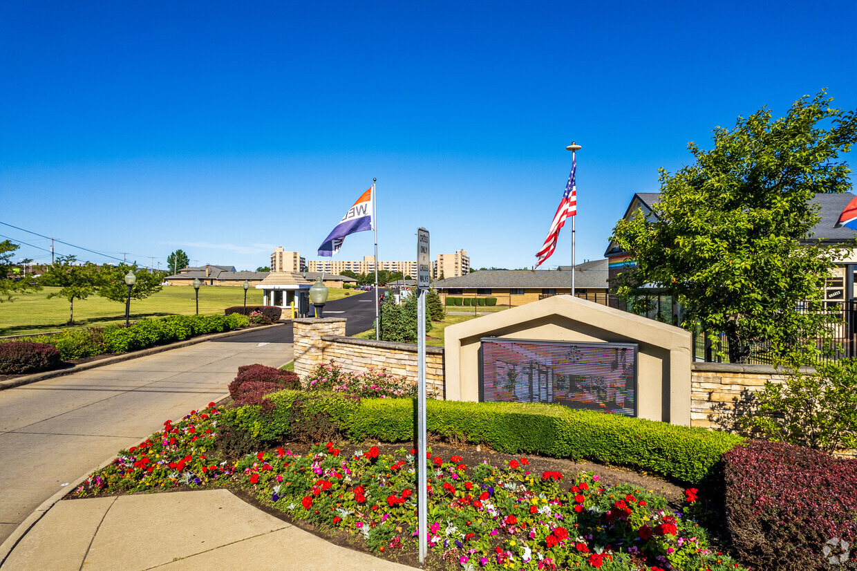 Primary Photo - Bishop Park Apartments