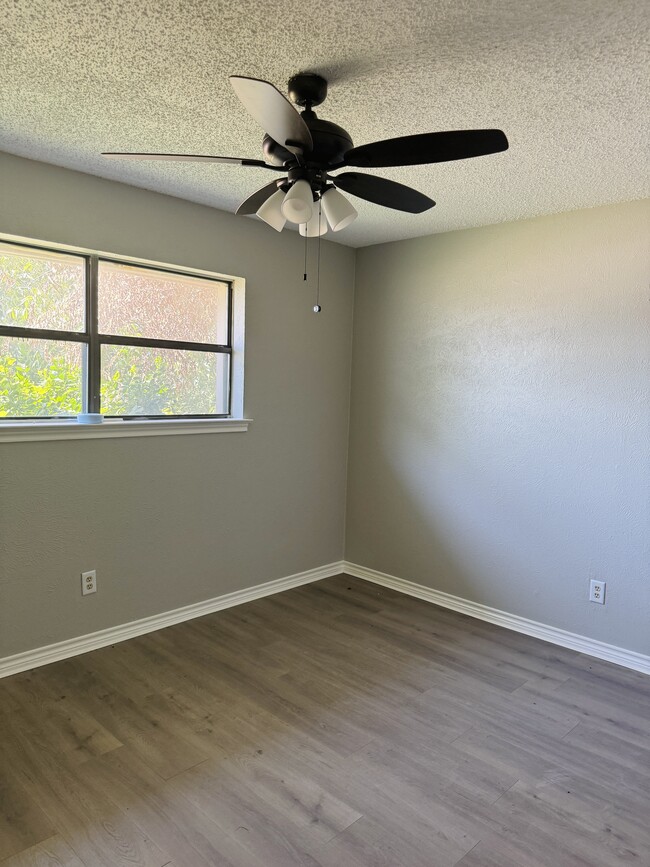 Building Photo - 308 Christie Ct