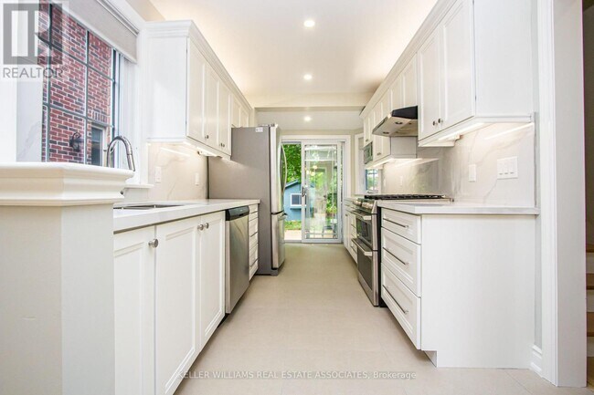 Building Photo - 1375 Applewood Rd