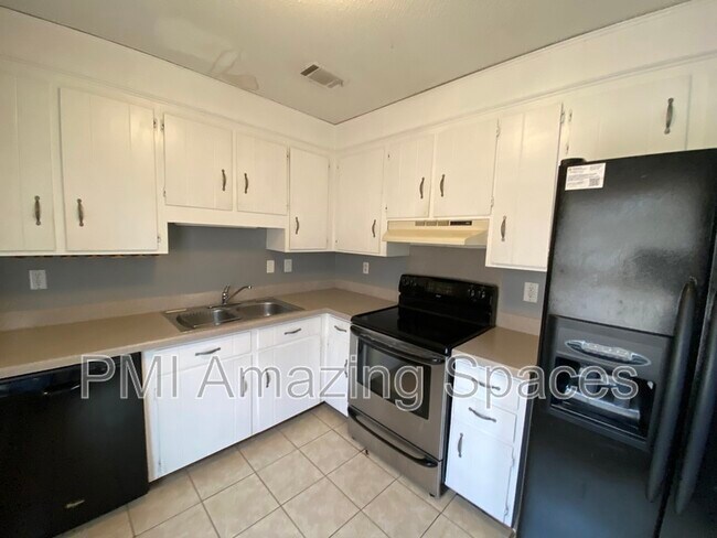 Building Photo - 5703 Hillcrest Cir