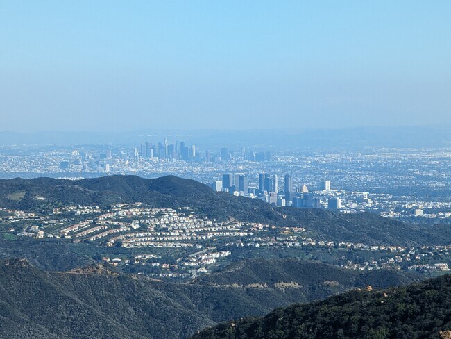 Foto del edificio - 23224 Saddle Peak Rd