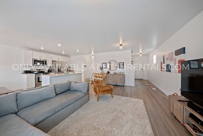 Building Photo - 341 N Angus Dr