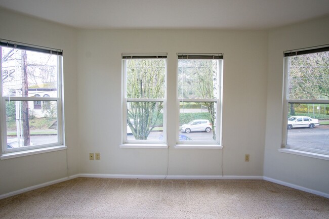 Building Photo - Lair Hill: Great 2 Bed 2 Bath with DW, W/D...