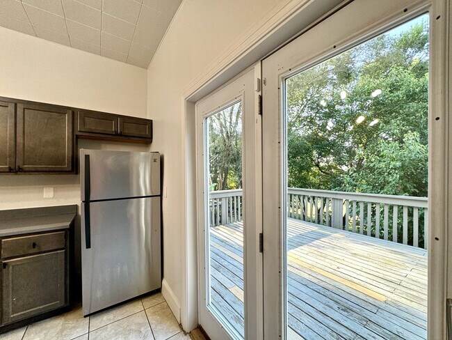 Building Photo - 4 bed/2 full bath Rental on Warner - Mins ...