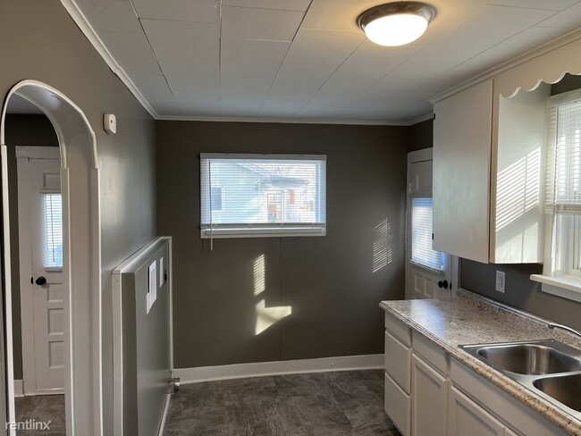 Building Photo - 2 br, 1 bath Duplex - 50 Shuler Street 52 ...