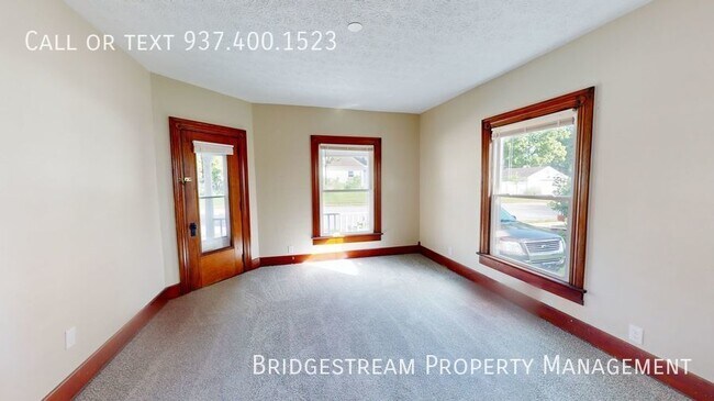Building Photo - 3 Bedroom, 1.5 bath home with 2 car detach...