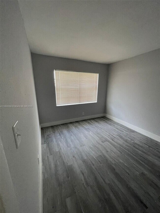 Building Photo - 2560 Riverland Dr