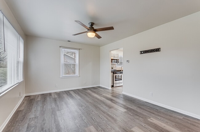 Building Photo - 2414 Emlong St