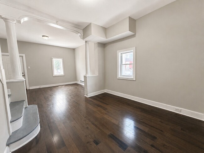 Building Photo - 925 W Seltzer St