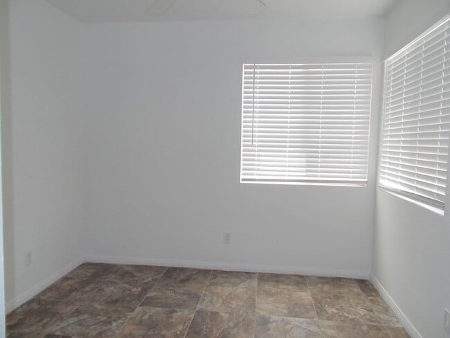 Foto del edificio - 1824 N Decatur Blvd