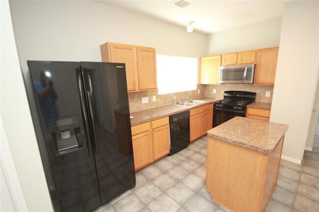 Foto del edificio - 6111 Settlers Lake Cir E