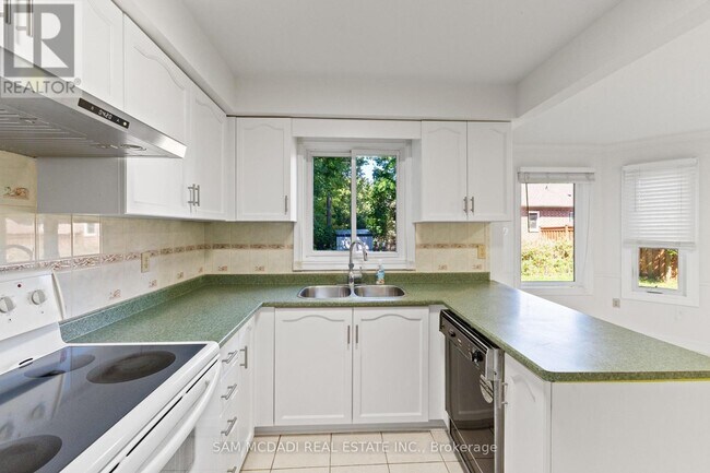 Building Photo - 459 Glenashton Dr