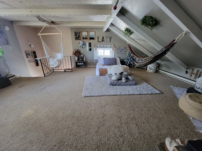 Foto del edificio - AVAILABLE JUNE 1st 2026 - 3 Bed 2 Bath Spacious Home near Campus