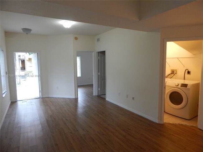 Foto del edificio - 8810 W Flagler St