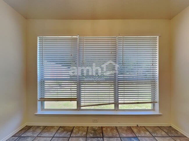 Building Photo - 818 La Sierra Ct