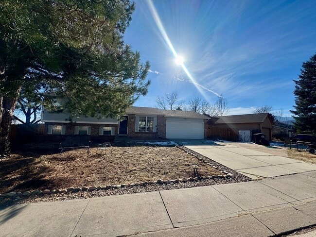 Building Photo - 4 Bedroom home in Stunning Rockrimmon