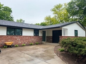 Building Photo - 3033 Dickens Ave