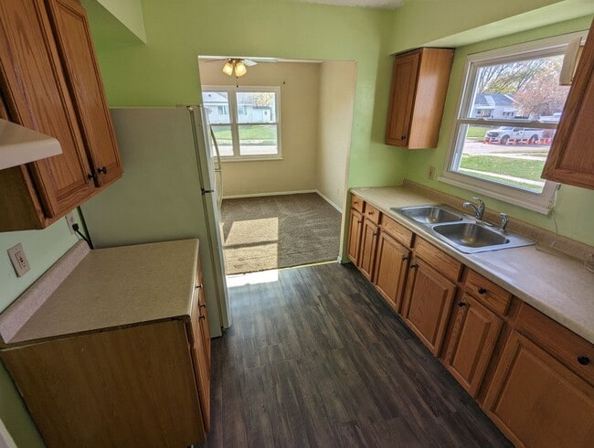 Building Photo - Charming Ranch Home Near Lakeview Metro Park