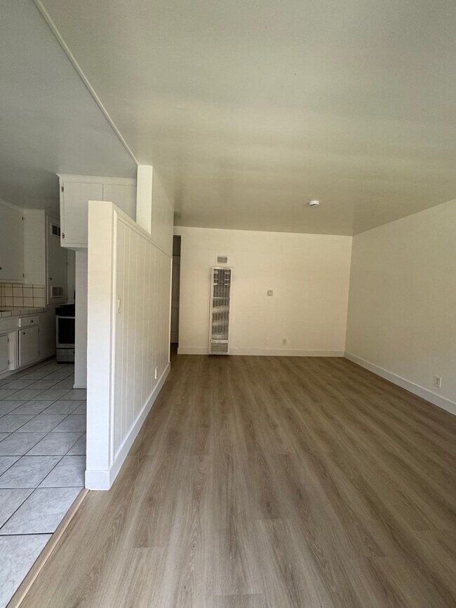Foto del edificio - Updated 1-Bedroom in Gardena With Parking ...