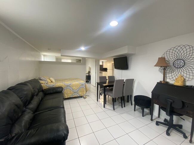 Building Photo - Charming 1 bedroom, fully furnished apartment