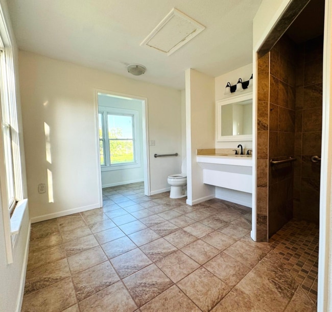 Building Photo - 2417 Oaklawn Blvd