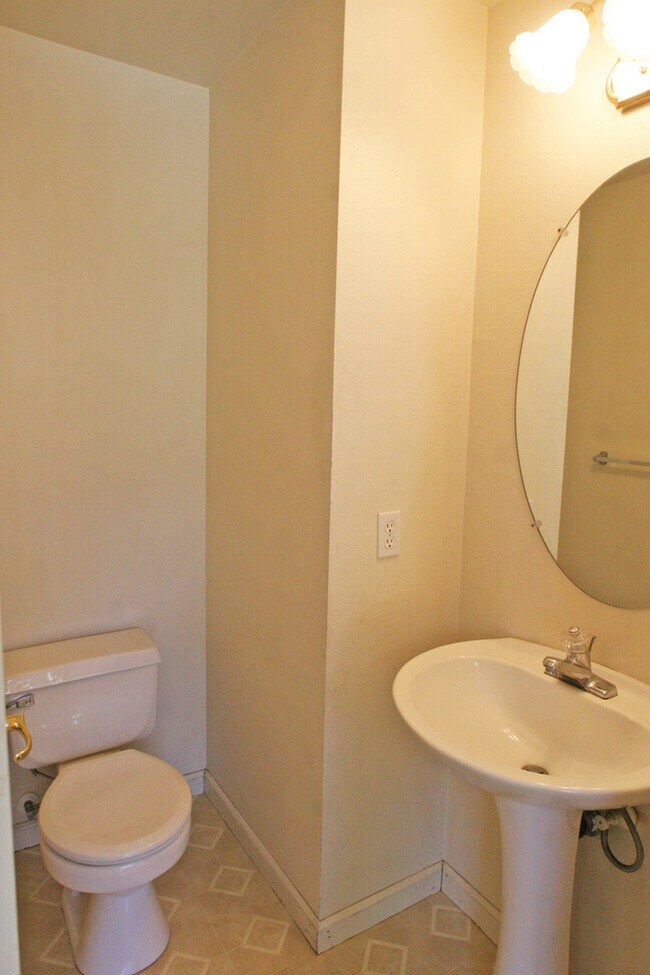 Building Photo - 3260 Montecito Dr