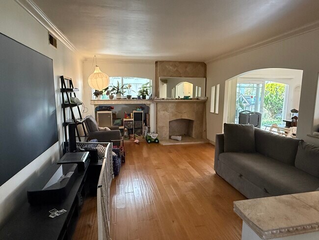 Foto del edificio - 22601 Iris Ave