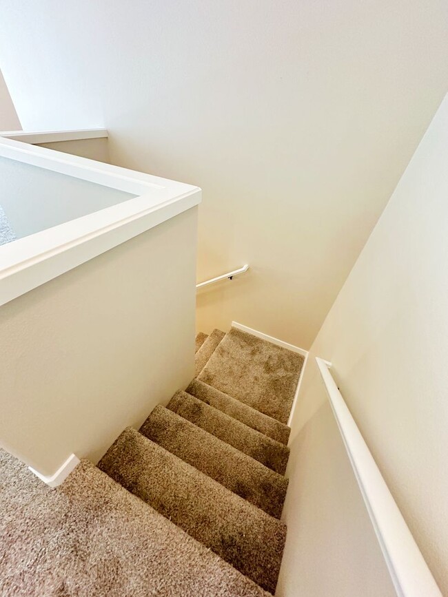 Building Photo - Awesome 2-bedroom 2.5-bathroom house in Hi...