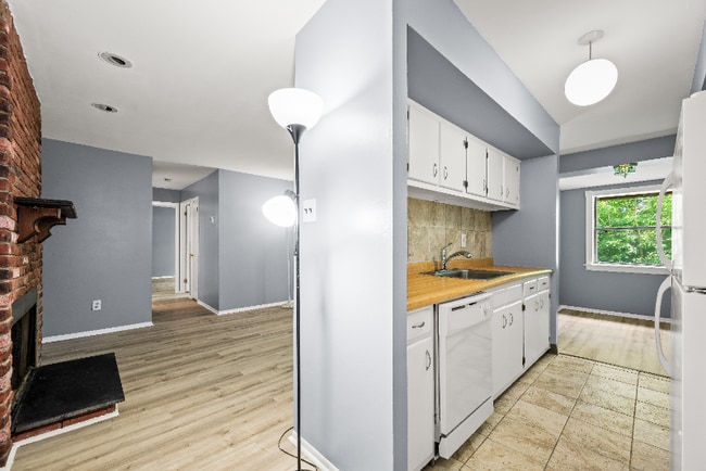 Building Photo - 1419 Valley Dr