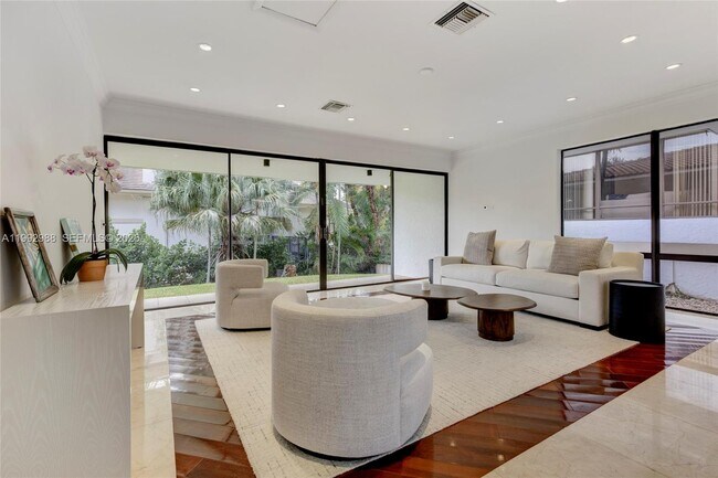 Building Photo - 8118 Los Pinos Blvd