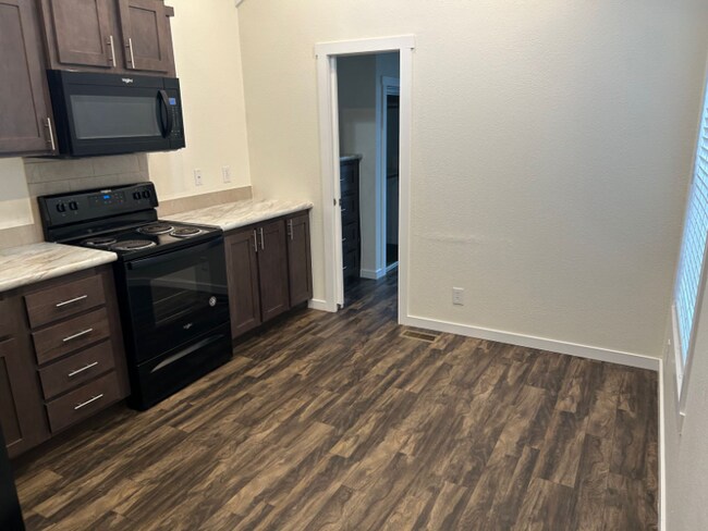 Foto del edificio - 5215 Crestway Rd