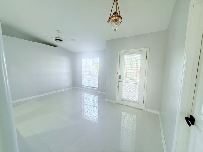 Building Photo - 465 Haversham Rd