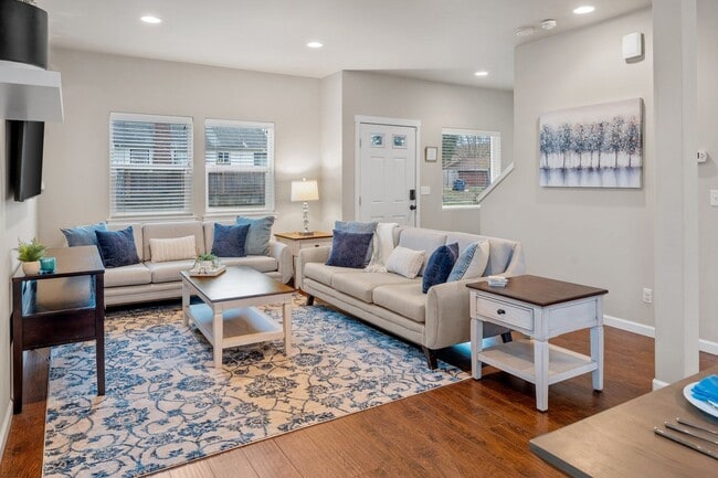 Foto del edificio - Central Tacoma home - 3 bedroom 2.5 bathroom with 2 Car garage and nice yard - Available May 2026.