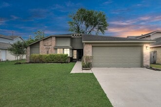 Building Photo - 1207 Park Knoll Ln