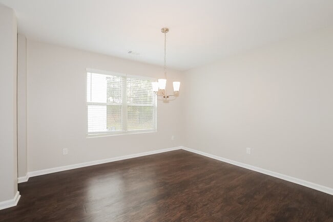 Foto del edificio - 155 Rockingham Dr