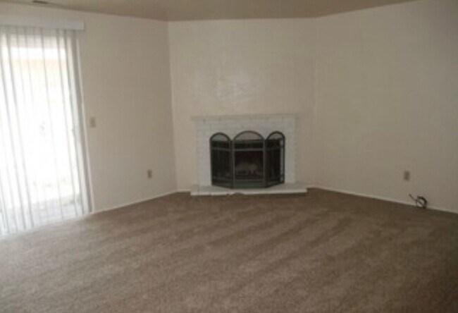 Building Photo - 2 bedroom duplex, 1 bath duplex