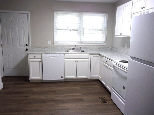 Foto del edificio - Recently Renovated 2 Bedroom 1 1/2 Bath Townhome - 1 Block from Winthrop
