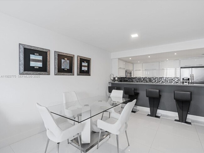 Foto del edificio - 19370 Collins Ave