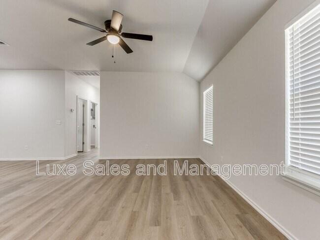Building Photo - 1515 Pavy Pkwy