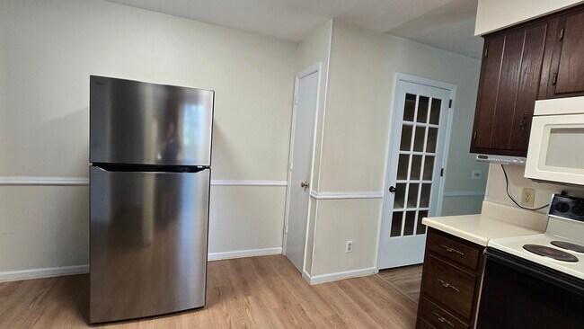 Refrigerador de cocina y armario de almacenamiento del comedor - 790 Vine St