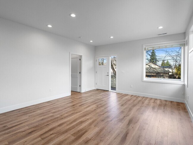 Foto del edificio - 4 bed/3.5 Bath Townhouse in Richmond Neighborhood, SE Portland