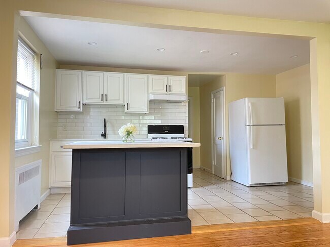 Updated kitchen with pantry - 752 Hellerman St