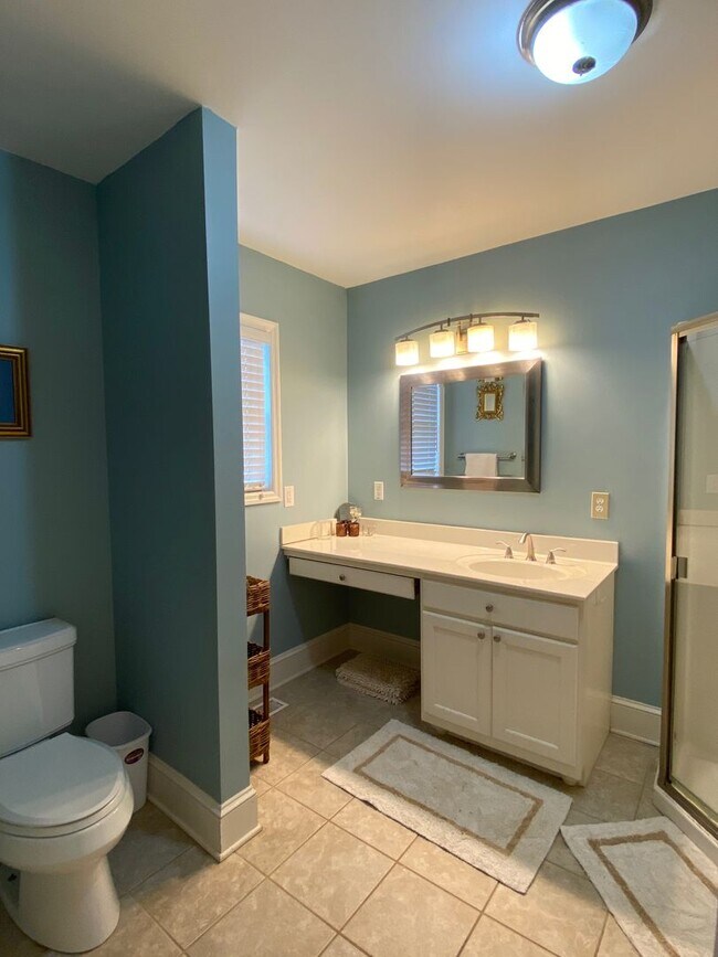 Building Photo - Amazing, 3 Bedroom home right off August R...