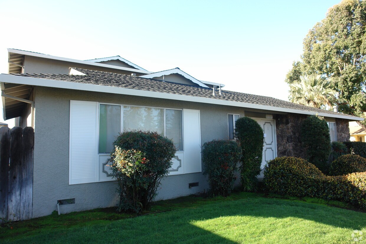 Building Photo - 3856 Moorpark Ave