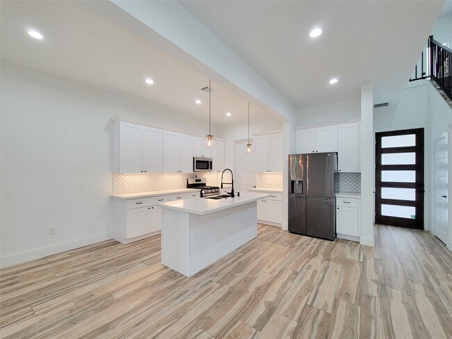 Foto del edificio - 5019 Creekmont Dr